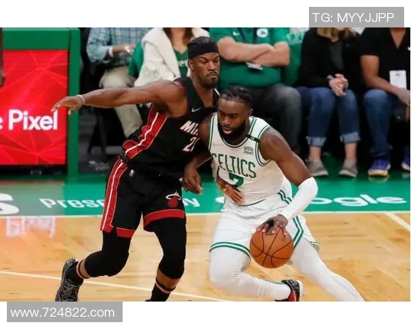 热火与凯尔特人激战正酣NBA季后赛精彩对决引发球迷热情高涨 热火与凯尔特人激战正酣NBA季后赛精彩对决引发球迷热情高涨